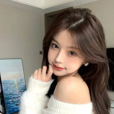 走在雪地上的人